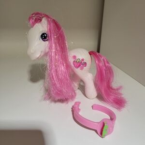 My Little Pony Strawberry Swirl Glitter Celebration Figure Pink White